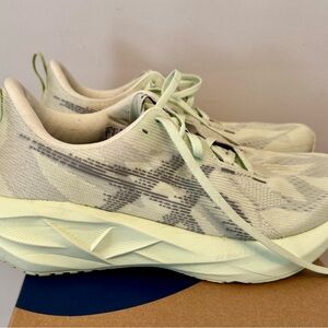 ASICS NOVABLAST 5 Women’s Size 10 Whisper Green/Monument Blue Running Shoes